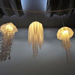 Lampy w kształcie meduz powstały z recyklingu. Nie tylko wyglądają genialnie, ale również…