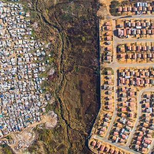 Poruszające zdjęcia zrobione z dronu idealnie pokazują granicę między życiem bogatych, a biednych.