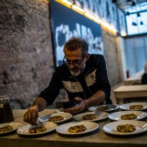 Światowej klasy kucharze w Rio, przygotowują z resztek posiłki dla bezdomnych