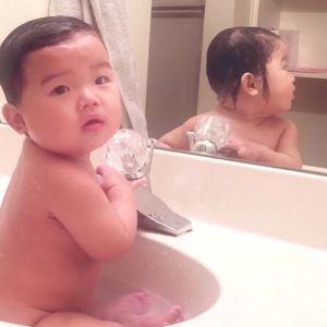 Mama nagrywa kąpiel swojej córeczki. Jednak takiego zakończenia się nie spodziewała…