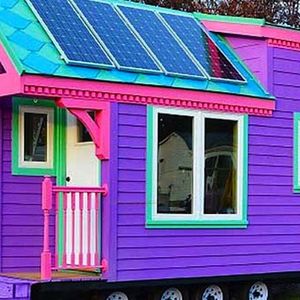 Kobieta mieszka w tym małym, kolorowym domku. Jego wnętrze stanowi ogromną niespodziankę!