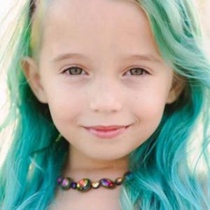Krytykowali matkę za to, że zafarbowała 6-letniej córce włosy na zielono, a ona poszła o krok dalej!