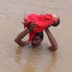 Przez 5 km niósł swoją 6-miesięczną córkę na rękach w czasie powodzi. Gdy poznasz powód, uronisz łzę