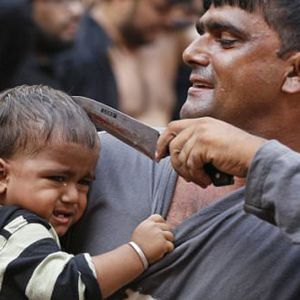 Dziecko krzyczy z bólu, gdy mężczyzna nożem kuchennym odcina mu z głowy kawałek skóry. To element islamskiej ceremonii