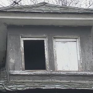 Sąsiedzi widzą chłopca w oknie opuszczonego domu. Na miejsce przyjeżdża patrol policji