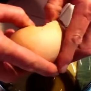 Rozbił jajko, bo chciał zrobić jajecznicę. Kiedy zobaczył, co jest w środku, był w ciężkim szoku!
