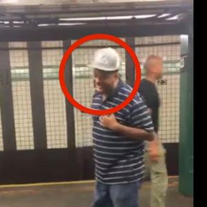 Zaczął śpiewać na stacji metra. Już po chwili ludzie zaczęli go nagrywać. Zwalił wszystkich z nóg!