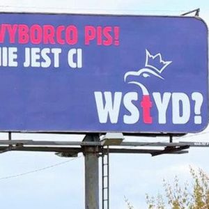 „Wyborco PiS, nie jest ci wstyd?”. Dwa kontrowersyjne billboardy wywołały ogromne zamieszanie