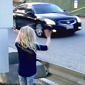 5-latka stała na boso przy ruchliwej ulicy i wołała o pomoc. To zaledwie wstęp do tego, co się stało