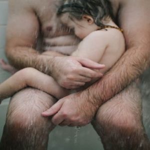 Kobieta publikuje to intymne zdjęcie męża i synka, którzy siedzą nadzy pod prysznicem