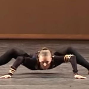 Baletnica przybiera dziwną pozycję… Jej kolejny ruch sprawia, że publiczność wstrzymuje oddech