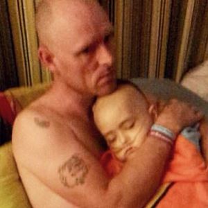 Chory na raka chłopiec leży w ramionach taty. Kilka minut później ma miejsce najgorsze…