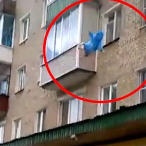 Ojciec wyrzucił przez okno dzieci z mieszkania na 5. piętrze. Chciał w ten sposób je uratować.
