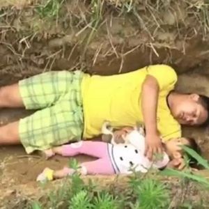 Tata wykopał grób dla 2-letniej córeczki i położył się tam z nią. Powód łamie serce