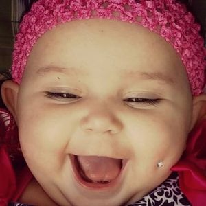 Udostępniła w sieci zdjęcie półrocznej córeczki z kolczykiem w policzku. Ale to jeszcze nie wszystko