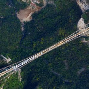 Szklany most w Chinach jest atrakcją tylko dla ludzi o mocnych nerwach. Widoki jednak zapierają dech