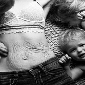 Kobiety pokazały, jak wyglądają ich brzuchy po upływie tygodni, a nawet miesięcy od porodu