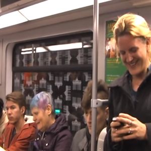 Kobieta czyta coś w telefonie i wybucha głośnym śmiechem. Pasażerowie musieli na to zareagować