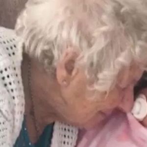 Schorowana 94-latka rzadko się uśmiechała. Wszystko zmieniło się, gdy dostała prezent od córki