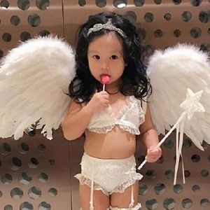 Ubrała 2-letnią córkę w wyzywającą bieliznę, tłumacząc, że przebrała ją za modelkę z wybiegu