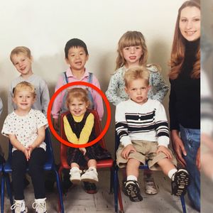 Na zdjęciu z dzieciństwa żony, ujrzał znajomą twarz. Nie mógł uwierzyć kto siedzi obok niej