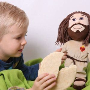 Pluszowa zabawka Pana Jezusa ma służyć do zabawy i modlitwy. Cena wydaje się być wygórowana…