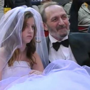 12-latka pozuje do sesji ślubnej z 65-letnim mężem. W jej oczach widać smutek