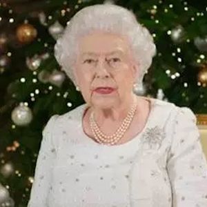 Królowa Elżbieta pozostawia świąteczne ozdoby do dnia 6 lutego. Kryje się za tym osobisty powód