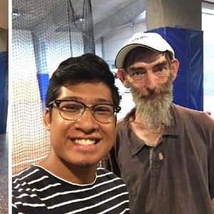 18-letni uczeń spotkał bezdomnego i dał mu szansę na lepsze jutro. Pomógł mu, jak tylko mógł