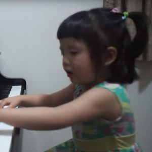Kiedy usłyszycie jak ta 3-letnia dziewczynka gra na pianinie, gwarantujemy, że opadnie wam szczęka