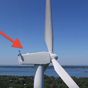 Dron rejestruje dziwną rzecz na szczycie turbiny wiatrowej. Taki widok to naprawdę rzadkość!