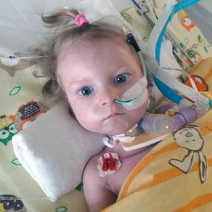 W płucu 18-miesięcznej Neli została znaleziona igła. Nikt nie przyznaje się do popełnionego błędu