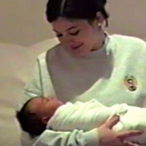 Kylie Jenner urodziła! Na wideo ujawniła cały okres ciąży, który tak pilnie strzegła