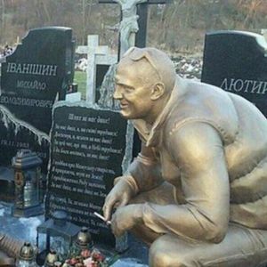 Ten nagrobek znajduje się na ukraińskim cmentarzu. Obcy ludzie często się przy nim zatrzymują