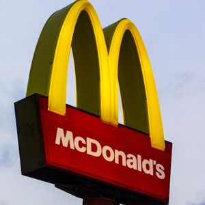 Żółte łuki McDonald’s to nie tylko „M”. Znak ma także drugie, ukryte znaczenie