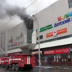 W galerii handlowej w Rosji doszło do wybuchu pożaru. Ludzie skakali z okien, by się ratować