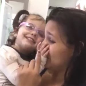 Niewidoma 2-latka po raz pierwszy zobaczyła swoją mamę. Jej reakcja porusza do łez