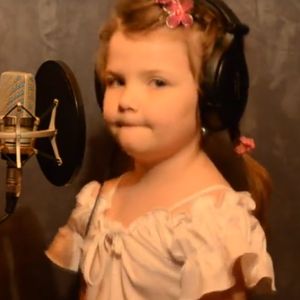 6-latka zaśpiewała popularną piosenkę zespołu Piersi. Niektórzy twierdzą, że przebiła oryginał