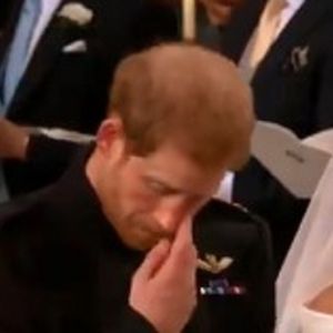 W trakcie ślubu Harry tylko w jednym momencie wzruszył się do łez. Była to wyjątkowa chwila