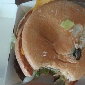 Zamówił hamburgera w McDonald’s. Gdy go ugryzł, zauważył podejrzany „składnik”