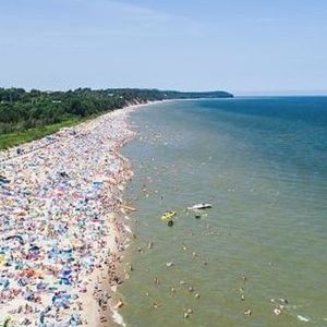 Zrobiono zdjęcia plaży we Władysławowie za pomocą drona. Liczba parawanów przeraża