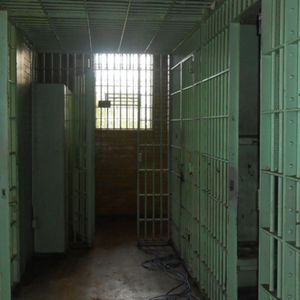 66-latek trafił do więzienia za gwałt. Gdy współwięzień się o tym dowiedział, wymierzył mu karę