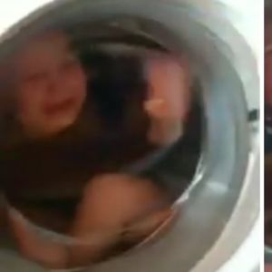 Wkłada dziecko do pralki i zamyka drzwiczki. Maluch zanosi się od płaczu