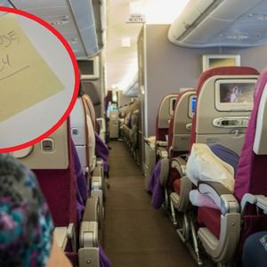 Stewardesa znalazła w toalecie kartkę z napisem „Potrzebuję pomocy”. Od razu zareagowała