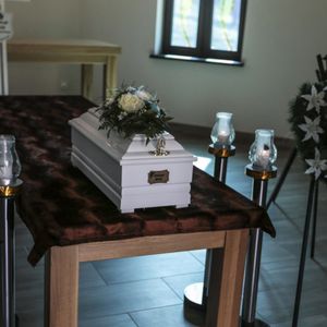 Wczoraj odbył się pogrzeb maluszka wyłowionego z Odry. Na trumience napisano: „Chłopczyk Jasiu”