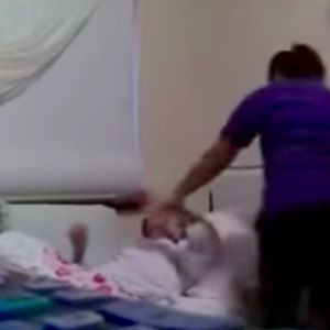 Szokujące nagranie, na którym opiekunki siłą zmuszają 92-latkę do położenia się do łóżka