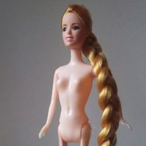 3-latka dostała Barbie od przedszkolanki. Rodzice są oburzeni wyglądem nóg lalki