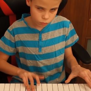Niewidomy 13-latek zagrał na pianinie „Weź nie pytaj”. Ta wersja podbiła serca Polaków