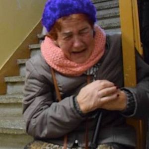 72-latka koczuje na klatce schodowej. Rodzina partnera nie chce wpuścić jej do mieszkania