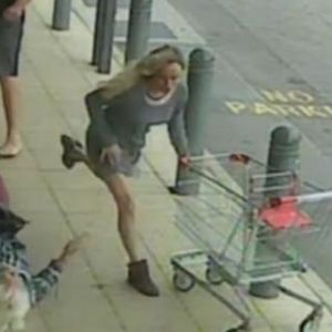 90-latka wybierała pieniądze z bankomatu. Chwilę później ją i wnuczkę zaatakował mężczyzna